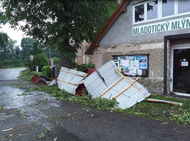 Hasiči likvidovali následky pondělní bouře