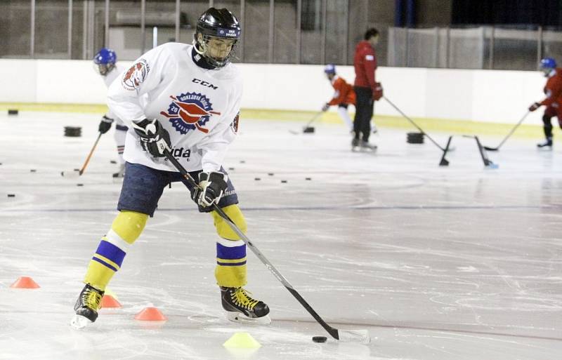 Ani chvíle oddechu. V hokejové škole se mladí sportovci nezastaví, mají hodně pestrý program. 