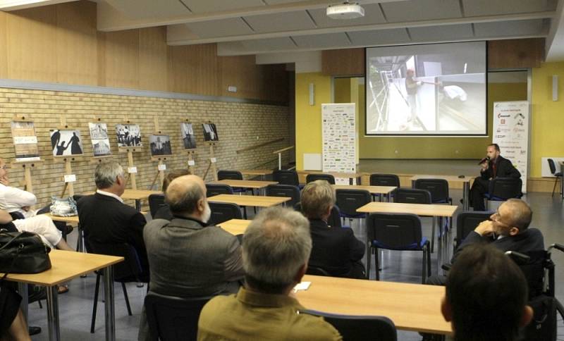 česká abilimpijská asociace ve středu oslavila první narozeniny svého nového sídla v pardubické Sladkovského ulici - Integrační centrum sociálních aktivit známé veřejnosti jako Kosatec včera přivítalo celou řadu vzácných hostů.