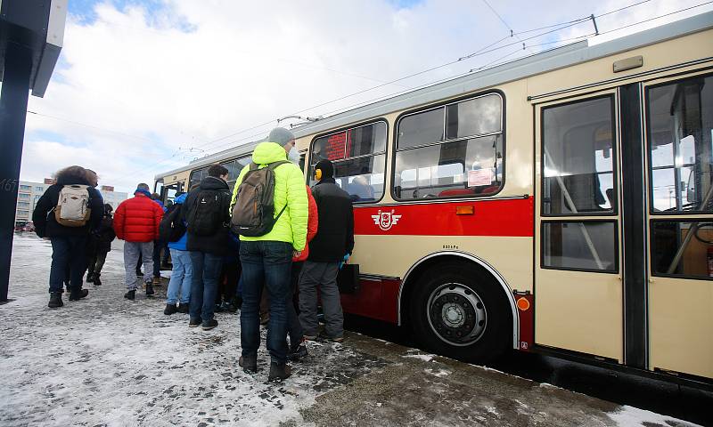 70. výročí zahájení provozu trolejbusů v Pardubicích. Na lince číslo 3 na trase z Hlavního nádraží do Lázní Bohdaneč byl na speciální lince nasazen historický trolejbus Škoda 14Tr.