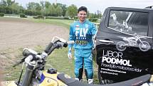 Freestyle motokrosař Filip Podmol přeskakoval slavnou překážku na dostihovém závodišti v Pardubicích. V rámci akce Barth Day předvedl divákům řadu svých triků.