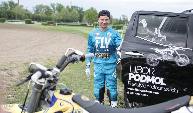 Freestyle motokrosař Filip Podmol přeskakoval slavnou překážku na dostihovém závodišti v Pardubicích. V rámci akce Barth Day předvedl divákům řadu svých triků.