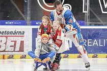 Výtěžek benefiční hokejové show mezi HC Olymp Praha a osobnostmi Pardubic v pardubické Enteria areně byl věnován malé Barborce, která trpí míšní svalovou atrofiií
