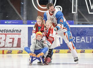 Výtěžek benefiční hokejové show mezi HC Olymp Praha a osobnostmi Pardubic v pardubické Enteria areně byl věnován malé Barborce, která trpí míšní svalovou atrofiií