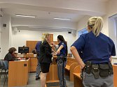 Pardubický soud řeší případ ubodání muže z Polabin. Žena měla loni v říjnu, po hádce, muži v Polabinách zasadit 18 ran nožem.