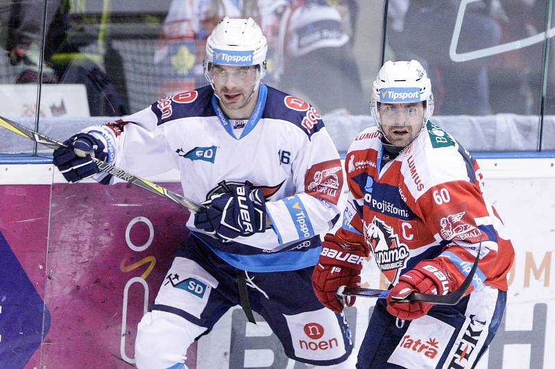 Duel Tipsport extraligy v ledním hokeji mezi HC Dynamo Pardubice (červenobílém) a HC Piráti Chomutov ( v bílemodrém)  v pardubické Tipsport areně.