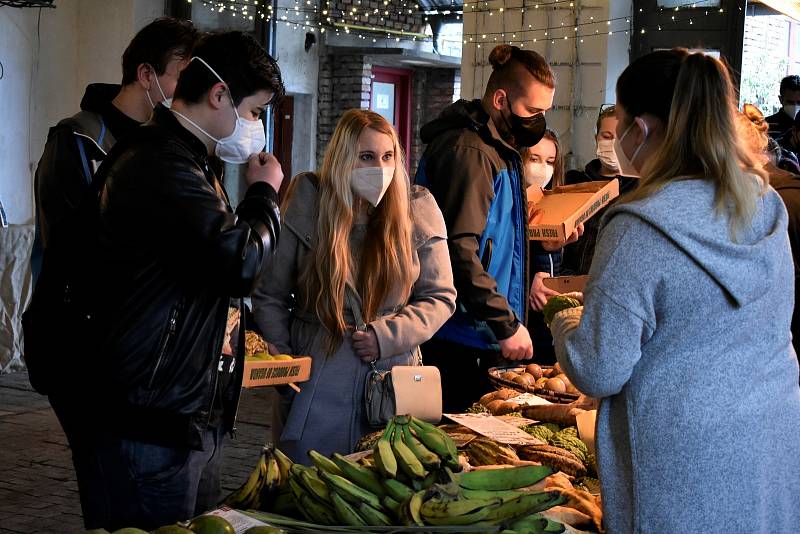 Tropické ovoce z Ugandy mohli lidé během soboty zakoupit na Afrických trzích v pardubických Automatických mlýnech.