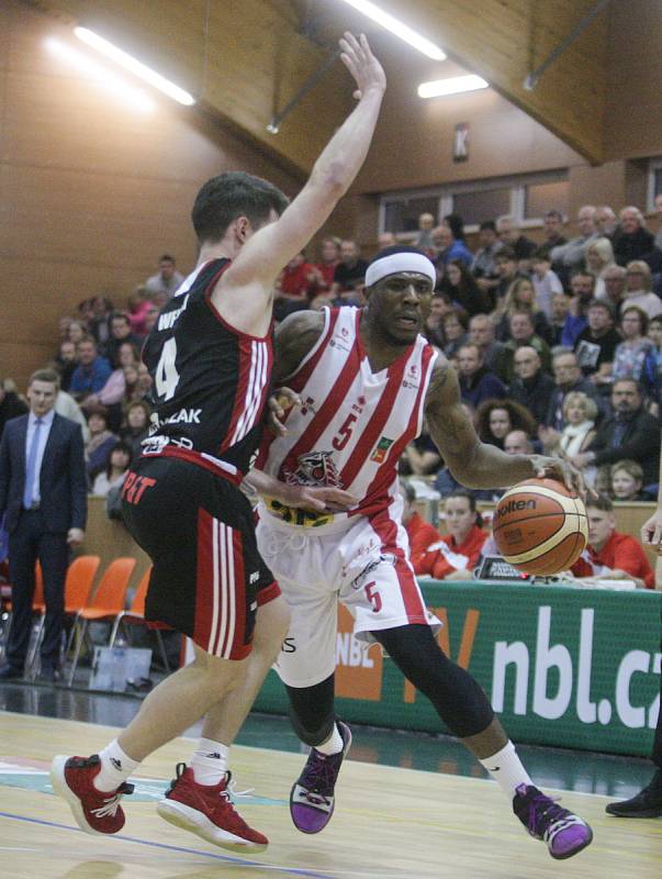 Kooperativa NBL: BK JIP Pardubice - Dekstone Tuři Svitavy.