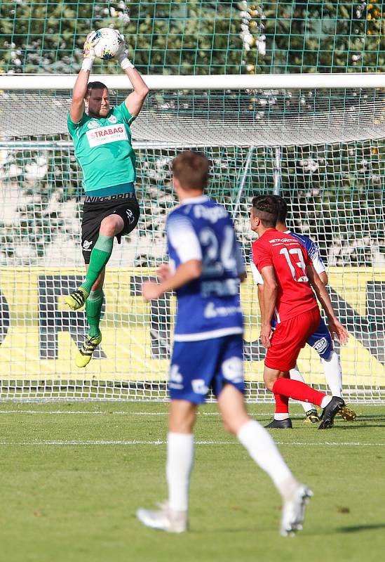 Utkání Fotbalové národní ligy mezi MFK Chrudim (v červeném) a FK Pardubice (v modrém) na fotbalovém stadionu v Chrudimi.