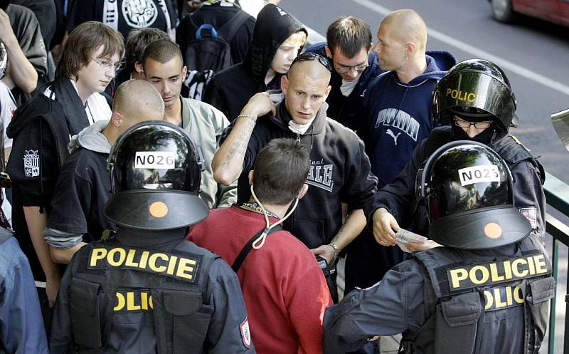 Dohled policejních těžkooděnců si vyžádal sobotní fotbalový duel mezi FK Pardubice a ligovým Hradcem Králové. Přípravné utkání se hrálo na pardubickém Ďolíčku. Bitva se ale konala ve městě. 