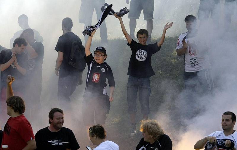 Dohled policejních těžkooděnců si vyžádal sobotní fotbalový duel mezi FK Pardubice a ligovým Hradcem Králové. Přípravné utkání se hrálo na pardubickém Ďolíčku. Bitva se ale konala ve městě. 