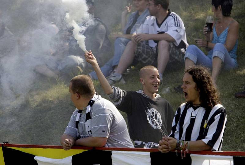 Dohled policejních těžkooděnců si vyžádal sobotní fotbalový duel mezi FK Pardubice a ligovým Hradcem Králové. Přípravné utkání se hrálo na pardubickém Ďolíčku. Bitva se ale konala ve městě. 