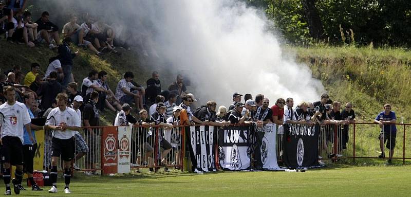 Dohled policejních těžkooděnců si vyžádal sobotní fotbalový duel mezi FK Pardubice a ligovým Hradcem Králové. Přípravné utkání se hrálo na pardubickém Ďolíčku. Bitva se ale konala ve městě. 