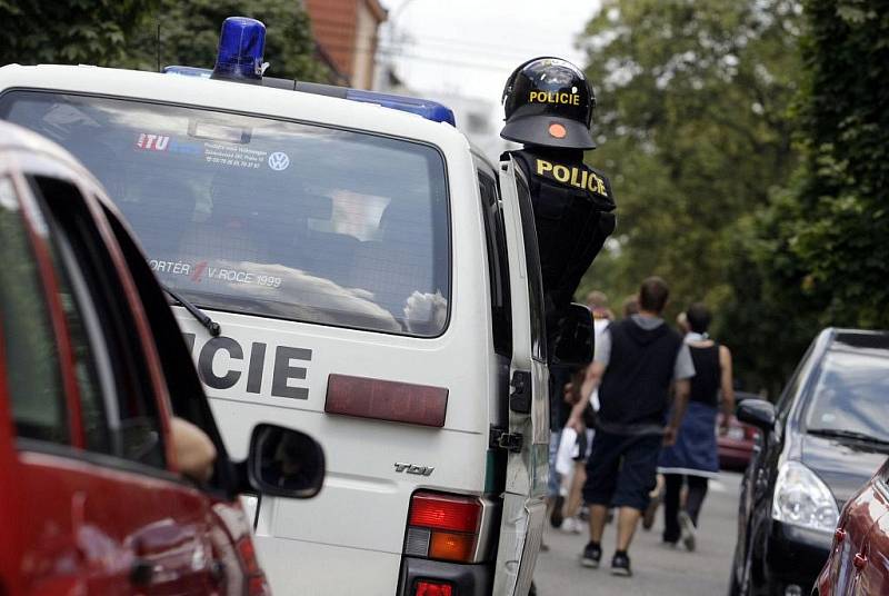 Dohled policejních těžkooděnců si vyžádal sobotní fotbalový duel mezi FK Pardubice a ligovým Hradcem Králové. Přípravné utkání se hrálo na pardubickém Ďolíčku. Bitva se ale konala ve městě. 