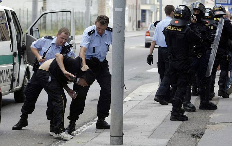 Dohled policejních těžkooděnců si vyžádal sobotní fotbalový duel mezi FK Pardubice a ligovým Hradcem Králové. Přípravné utkání se hrálo na pardubickém Ďolíčku. Bitva se ale konala ve městě. 