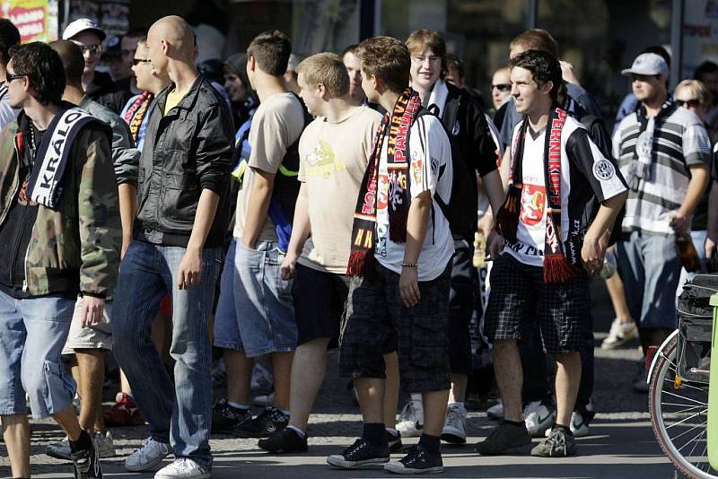 Dohled policejních těžkooděnců si vyžádal sobotní fotbalový duel mezi FK Pardubice a ligovým Hradcem Králové. Přípravné utkání se hrálo na pardubickém Ďolíčku. Bitva se ale konala ve městě. 