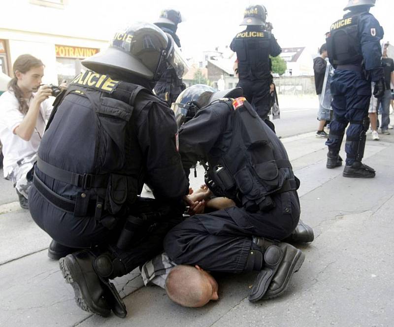 Dohled policejních těžkooděnců si vyžádal sobotní fotbalový duel mezi FK Pardubice a ligovým Hradcem Králové. Přípravné utkání se hrálo na pardubickém Ďolíčku. Bitva se ale konala ve městě. 