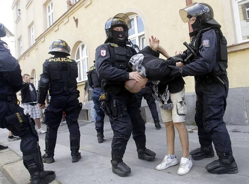 Dohled policejních těžkooděnců si vyžádal sobotní fotbalový duel mezi FK Pardubice a ligovým Hradcem Králové. Přípravné utkání se hrálo na pardubickém Ďolíčku. Bitva se ale konala ve městě. 