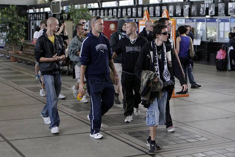 Dohled policejních těžkooděnců si vyžádal sobotní fotbalový duel mezi FK Pardubice a ligovým Hradcem Králové. Přípravné utkání se hrálo na pardubickém Ďolíčku. Bitva se ale konala ve městě. 