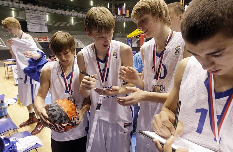 ME U16: Češi na šampionátu získali stříbro. Ve finále prohráli s Chorvatskem 57:67.