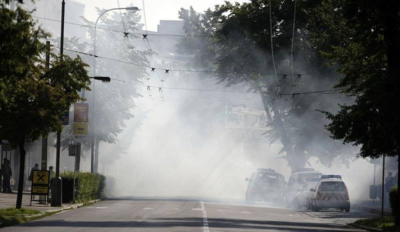 Dohled policejních těžkooděnců si vyžádal sobotní fotbalový duel mezi FK Pardubice a ligovým Hradcem Králové. Přípravné utkání se hrálo na pardubickém Ďolíčku. Bitva se ale konala ve městě. 