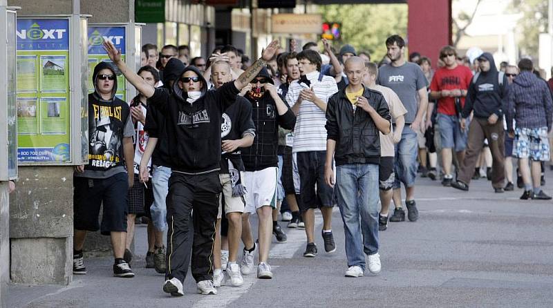 Dohled policejních těžkooděnců si vyžádal sobotní fotbalový duel mezi FK Pardubice a ligovým Hradcem Králové. Přípravné utkání se hrálo na pardubickém Ďolíčku. Bitva se ale konala ve městě. 