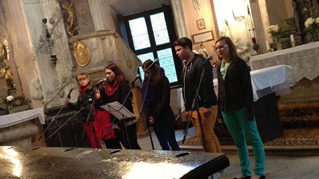 Barokní kapli svatého Romedia rozezvučel zpěv pěti dívek a jednoho chlapce, kteří si pro návštěvníky muzejní noci na choltickém zámku připravili moderní repertoár. Dojetí všech bylo znatelné především při písni „Pro mámu“. 