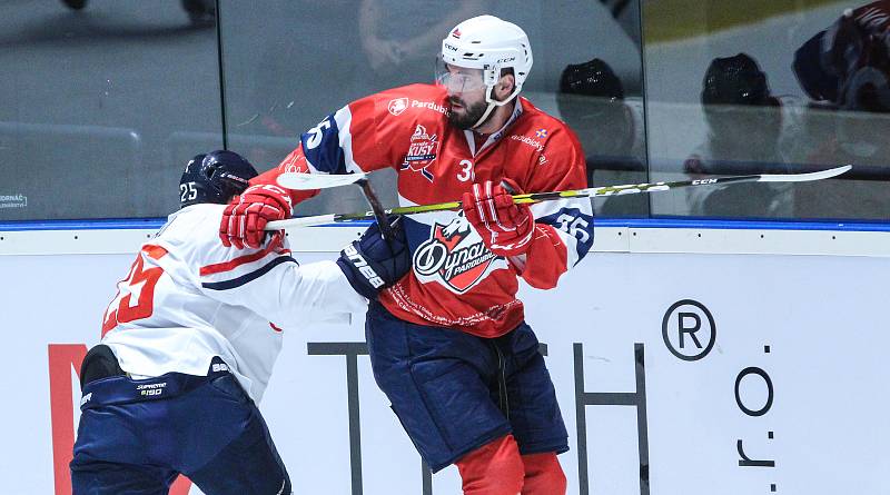 Hokejové utkání Memoriálu Zbyňka Kusého mezi HC Dynamo Pardubice (v červeném) a HC Slovan Bratislava (v bílém) v pardubické ČSOB Areně.