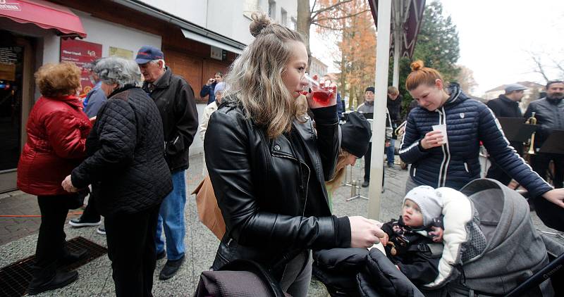 Tradiční degustace sedmi druhů Svatomartinského vína před kulturním domem na Dukle uspořádal pro občany strarosta městského obvodu V Jiří Rejda.