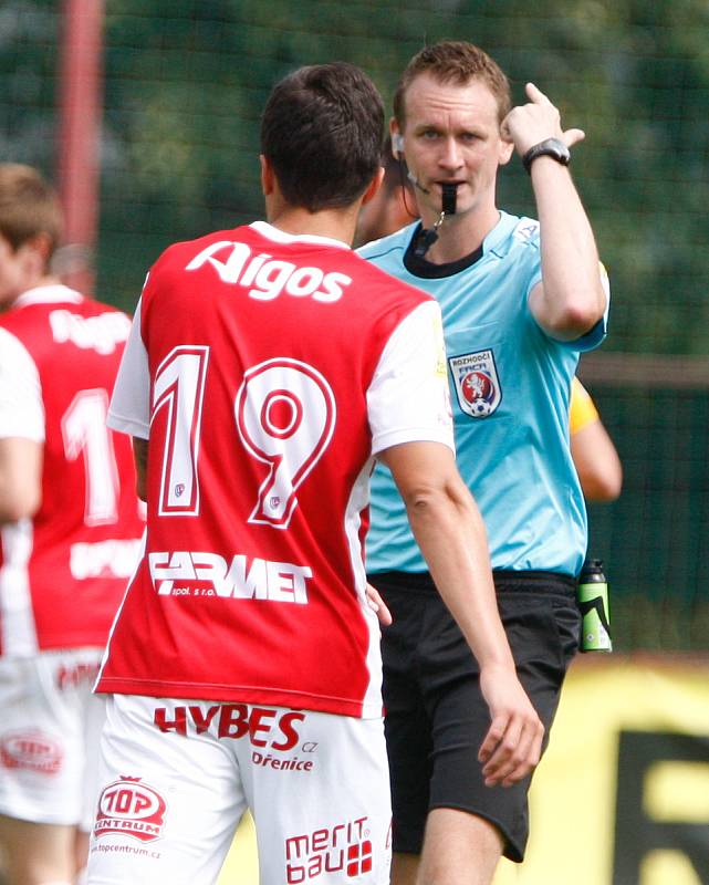 Utkání Fotbalové národní ligy mezi FK Pardubice (ve červenobílém) a FK Baník Sokolov (ve žlutočerném) na hřišti pod Vinicí v Pardubicích.