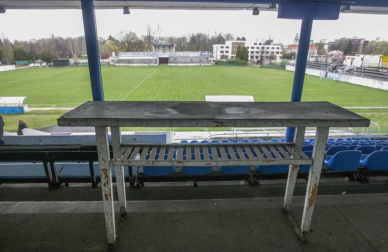 Letní stadion v centru Pardubic je v dezolátním stavu. Oprava může stát až přes půl miliardy korun.