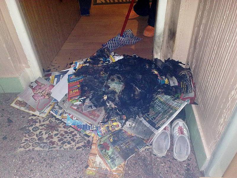 Žena zřejmě z pomsty navršila hromadu papíru před bytové dveře v osmnáctipatrovém domě a zapálila. Uvedla v tím nebezpečí stovky nájemníků. 