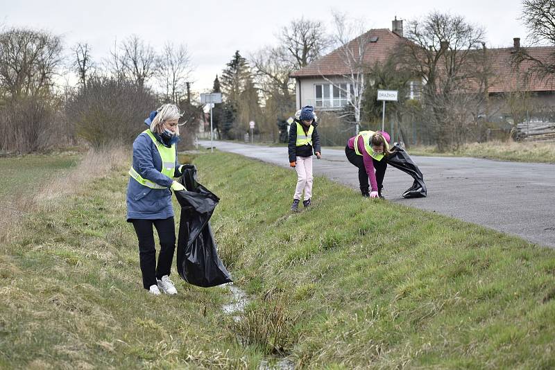 Do akce Ukliďme Česko se zapojila také rodina, která uklidila kolem Dražkova na Pardubicku.