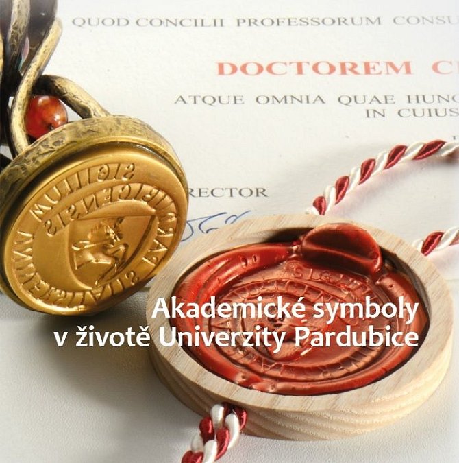 Univerzita Pardubice vydává unikátní publikaci o akademických symbolech.