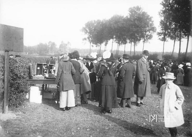 Velká pardubická steeplechase, návštěvníci dostihů v Pardubicích (před r. 1914).