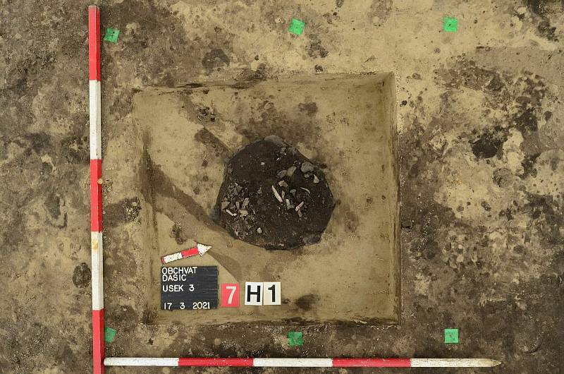 Keramická nádoba – urna, s pozůstatky žárového pohřbu z mladší doby bronzové (1250 – 1000 př. n. l.) Zdroj: VČM