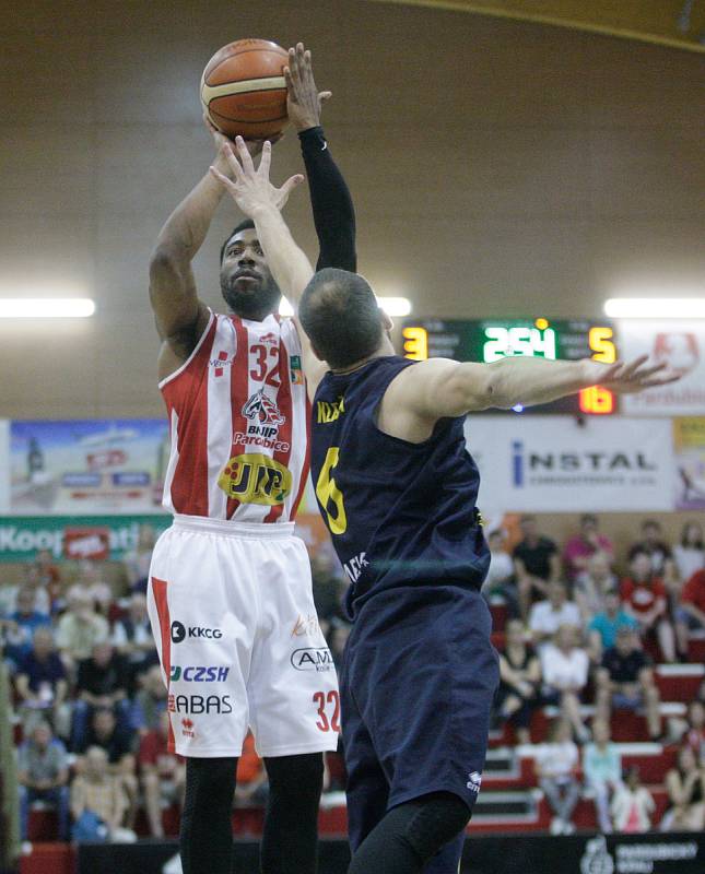 Basketbalové utkání play off Kooperativy NBL mezi BK JIP Pardubice (v bíločerveném) a BK Opava (ve modrožlutém) v pardubické hale na Dašické.