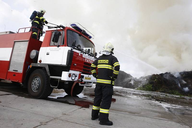 Požár skládky větví v areálu Služeb města Pardubic v Dražkovicích.