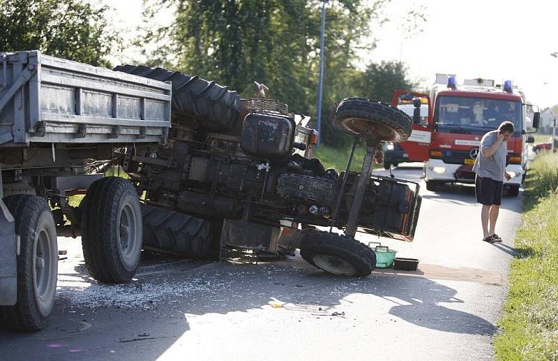 Ve Starém Hradišti se srazil traktor s dodávkou