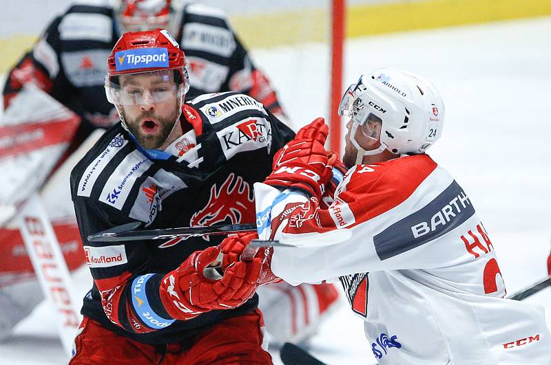 Hokejové utkání Tipsport extraligy v ledním hokeji mezi HC Dynamo Pardubice (v bíločerveném) a HC Oceláři Třinec.