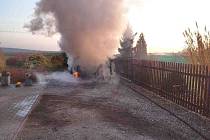 Dne 15. listopadu odpoledne hasiči zasahovali v Chvojenci u požáru osobního vozidla.