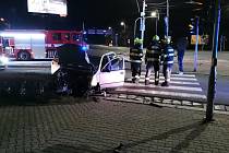 Řidič při sobotní ranní nehodě v Pardubicích na křižovatce ulic Na Drážce a Dašická přerazil dva sloupy veřejného osvětlení a semaforu.