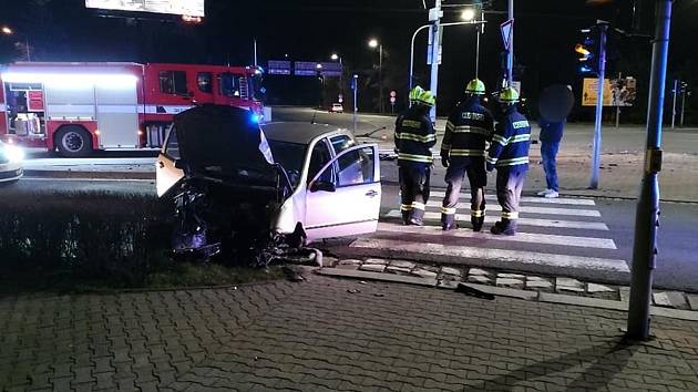 Řidič při sobotní ranní nehodě v Pardubicích na křižovatce ulic Na Drážce a Dašická přerazil dva sloupy veřejného osvětlení a semaforu.