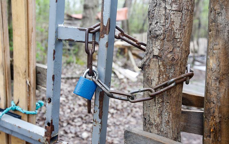 Příbytky lidí bez domova v prostorách za obchodem Uni hobby a v bývalém vojenském prostoru Červeňák v Pardubicích..