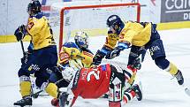 Hokejové utkání Tipsport extraligy v ledním hokeji mezi HC Dynamo Pardubice (v červenobílém) a PSG Berani Zlín  (ve žlutomodrém) pardudubické enterie areně.