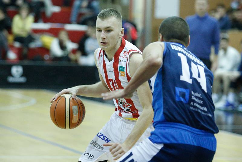 Basketbalové utkání Kooperativy NBL mezi BK JIP Pardubice (v červenobílém) a BC GEOSAN Kolín (v modrém) v pardubické hale na Dašické.