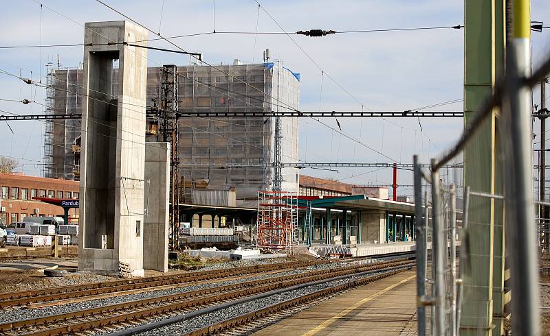 Průběh modernizace trati a perónů na Hlavním pardubickém vlakovém nádraží.