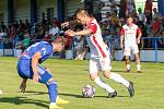 Přípravné fotbalové utkání mezi FK Pardubice (v bíločerveném) a SK Sigma Olomouc ( v modrém) na hřiřiti v Lázních Bohdaneč.