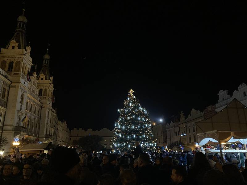 Vánoční strom na Pernštýnském náměstí v Pardubicích už svítí