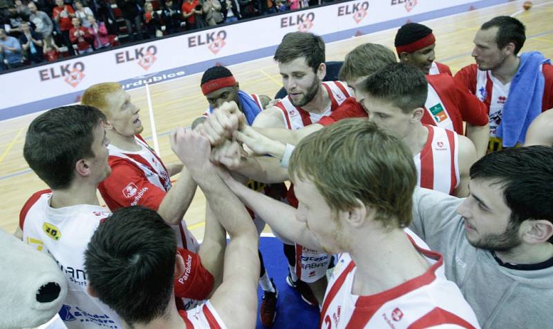 5. čtvrtfinále basketbalu Pardubice - Svitavy 90:62.